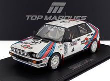 LANCIA | DELTA HF INTEGRALE 4WD TEAM MARTINI & ROSSI RACING (versión nocturna) N 4 GANADOR RALLY RAC LOMBARD 1987 JUHA KANKKUNEN - JUHA PIIRONEN - CON VETRINA - CON SHOWCASE