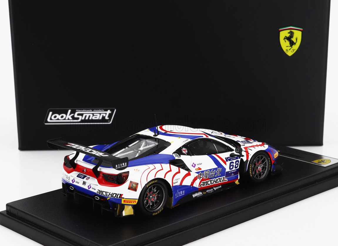 Modelo de coche de carreras Ferrari 488 GT3 a escala 1:43 en blanco, azul y rojo con adhesivos Racehol y patrocinadores, disponible a través de Vroomi.