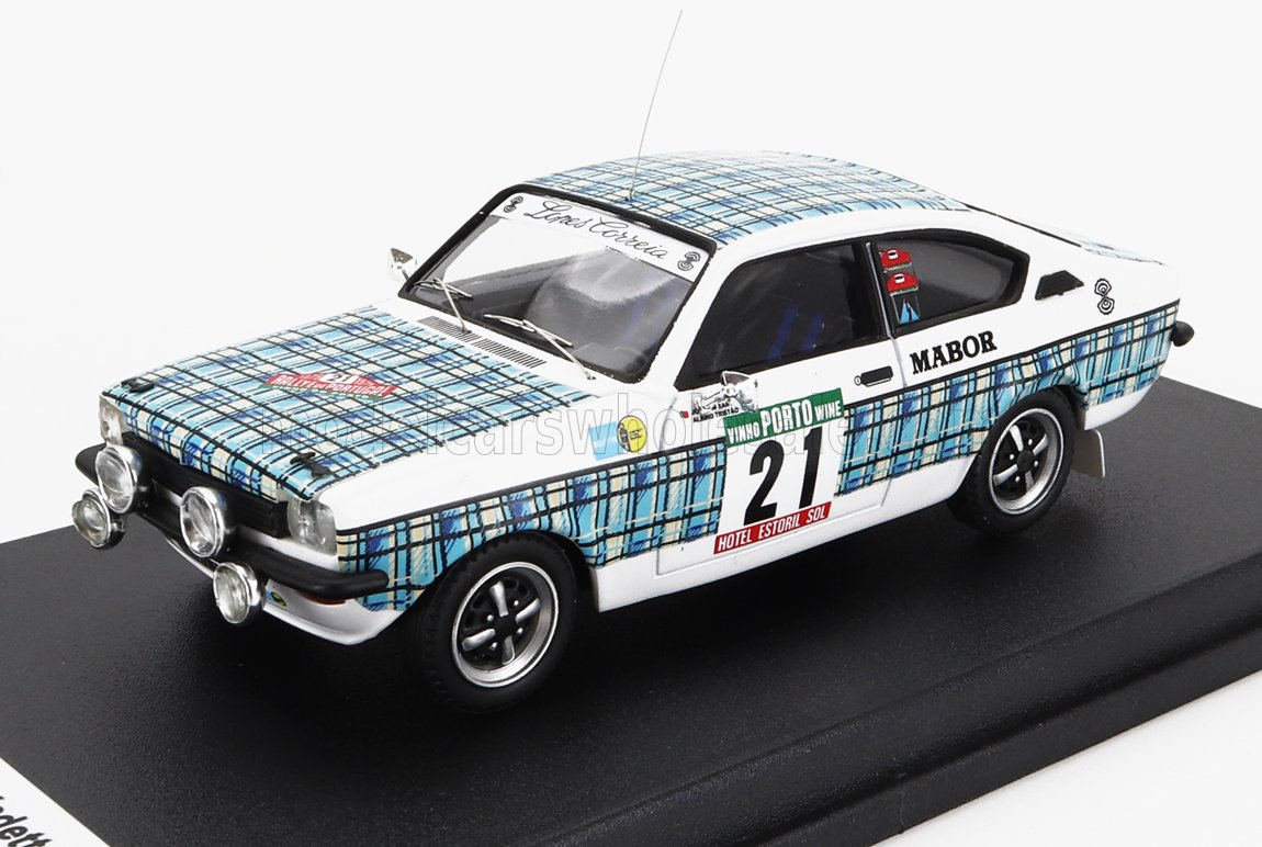 Maqueta a escala de un coche de rally clásico con diseño de cuadros azules y el número 21, que aparece en Vroomi.