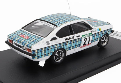 Maqueta a escala del coche de carreras vintage azul a cuadros número 21 sobre una base negra, que aparece en Vroomi.