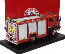 Maqueta detallada a escala del camión de bomberos rojo de los Sapeurs Pompiers d'Eure et Loir con señales de advertencia, disponible en Vroomi.