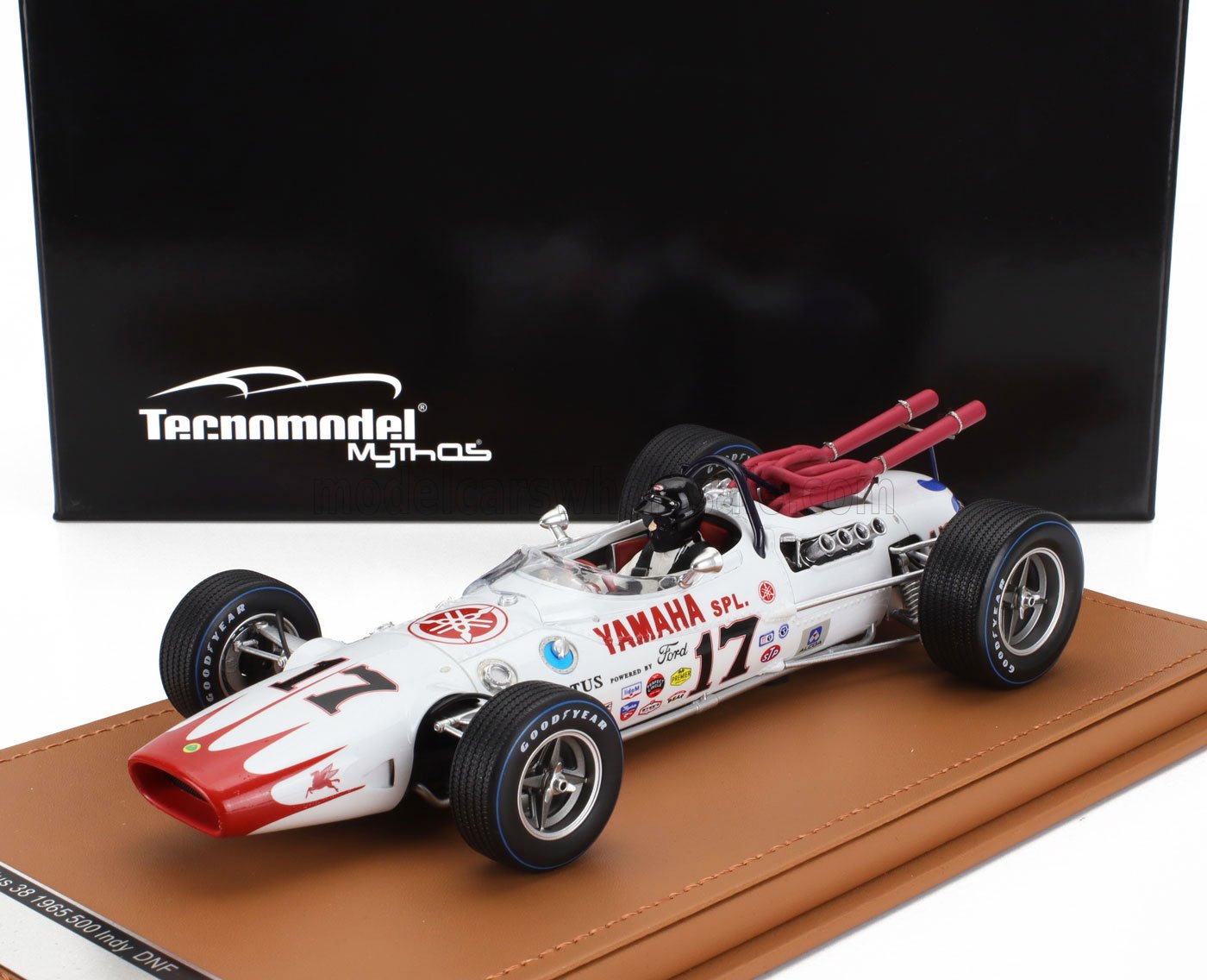 Modelo detallado del coche de carreras Lotus 38 Yamaha Indy de 1965 con el número 17, expuesto sobre una base de cuero, disponible en Vroomi.
