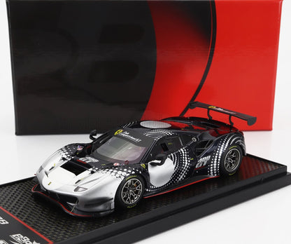 Modelo de coche de carreras Ferrari GT3 a escala 1:18 fabricado en metal fundido a presión, con decoración detallada, disponible en Vroomi.