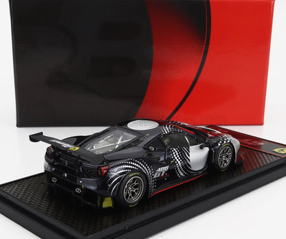 Maqueta de coche de carreras Ferrari 488 GT a escala 1/18 con decoración detallada, actualmente disponible en Vroomi.
