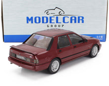 Coche a escala 1:18 de Ford Sierra en color granate, fabricado en metal fundido a presión, con ruedas detalladas y alerón trasero, disponible en Vroomi.