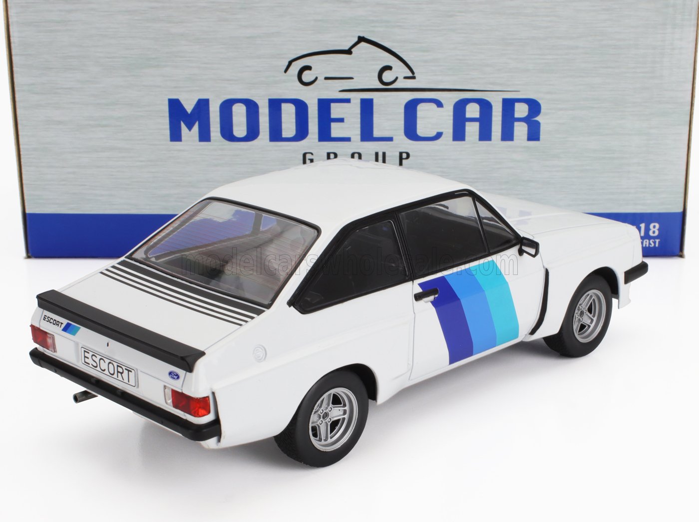 Maqueta de coche Ford Escort blanco con rayas azules, vista trasera, disponible en Vroomi.