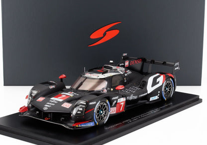 Modelo detallado del coche de carreras híbrido Toyota GR010 en negro con detalles en rojo, disponible a través de Vroomi.