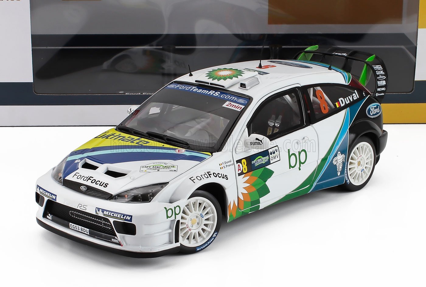 Coche de carreras Ford Focus WRC de 1/18 a escala con diseño BP, disponible en Vroomi.