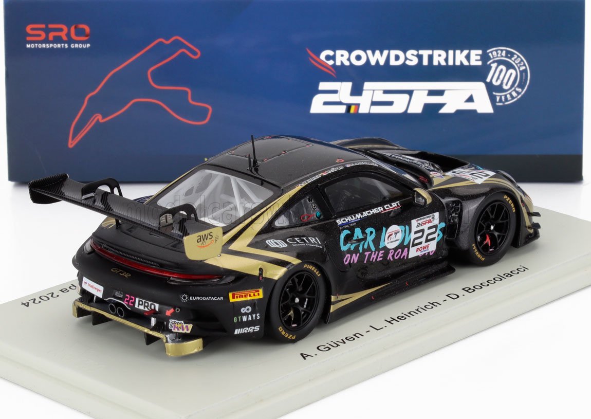 Modelo de coche de carreras Porsche GT3 R negro y dorado con patrocinadores en exhibición, disponible en Vroomi.