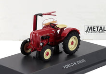 Modelo de tractor Porsche Diesel rojo con asiento y ruedas color crema sobre un soporte negro, disponible en Vroomi.