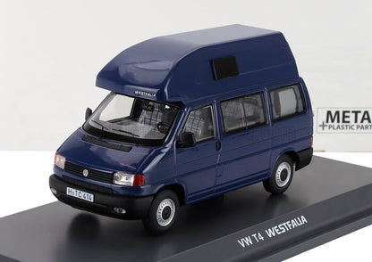 Maqueta a escala de la furgoneta camper VW T4 Westfalia azul en expositor, disponible para su compra a través de Vroomi.