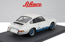 Modelo de coche Porsche Carrera 2.7 RS blanco con detalles en azul en exposición, accesible en Vroomi.