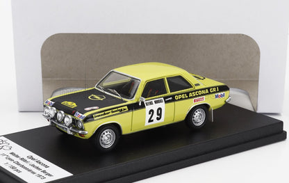 Maqueta a escala del coche de rally Opel Ascona GR.1 amarillo y negro con el número 29 y los patrocinadores, también disponible en Vroomi.