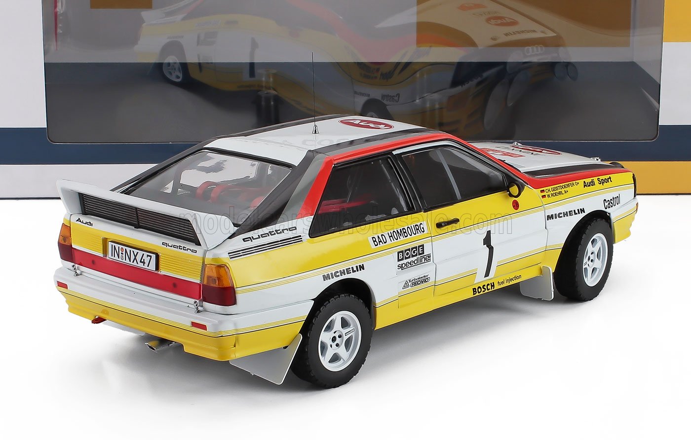 Maqueta de coche de rally Audi Quattro a escala 1/18 con decoración amarilla y blanca, disponible en Vroomi.