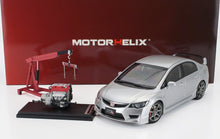 Modelo de coche Honda Civic Type R plateado con elevador de motor y pantalla detallada del motor, disponible a través de Vroomi.