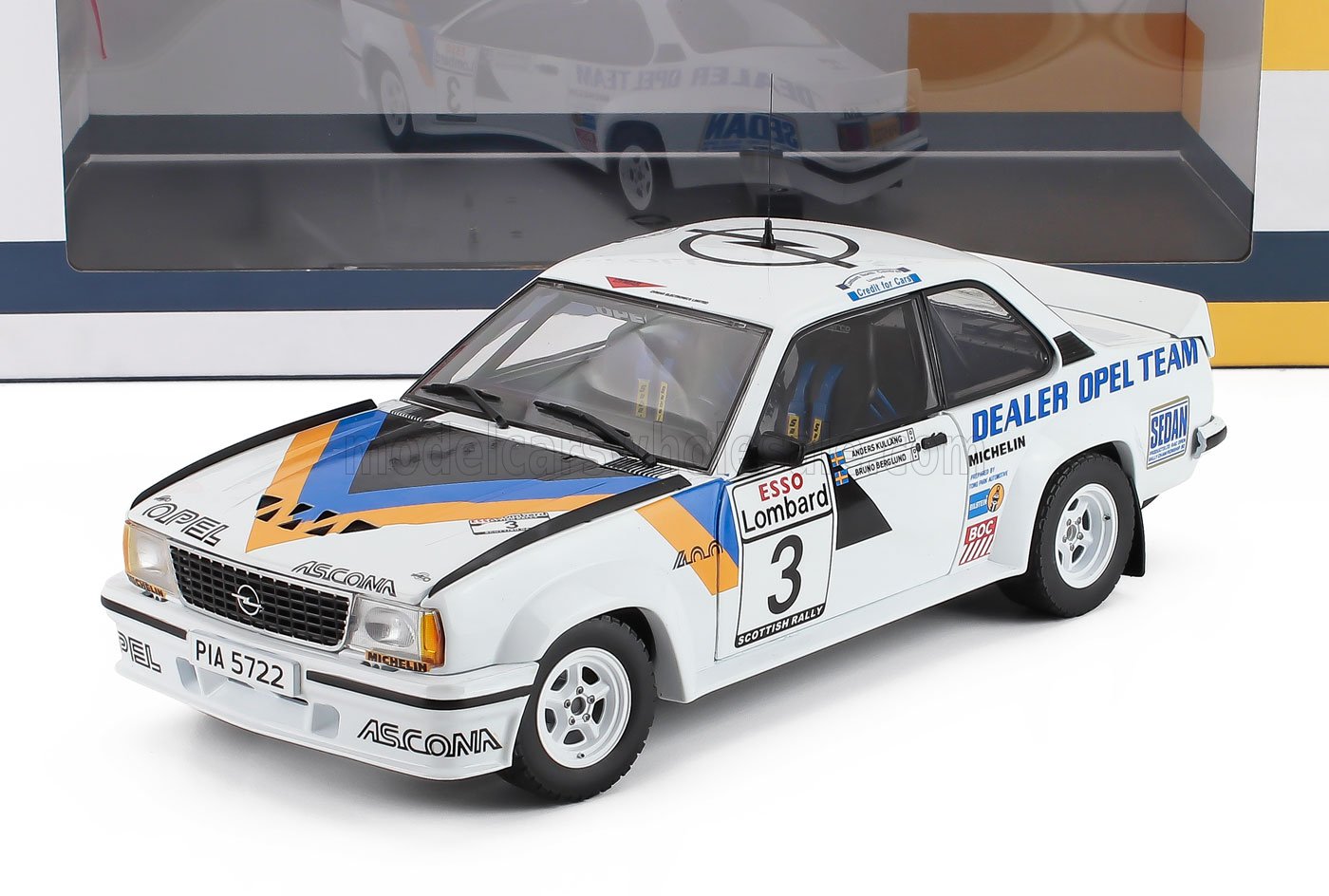 Modelo de coche de rally Opel Ascona a escala 1/18 con decoración de competición, ya disponible en Vroomi.
