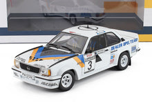 Modelo de coche de rally Opel Ascona a escala 1/18 con decoración de competición, ya disponible en Vroomi.