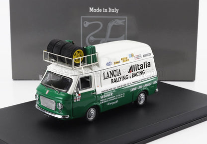 Maqueta a escala de la furgoneta de apoyo de rally Lancia Alitalia vintage verde y blanca con ruedas de repuesto en el techo, disponible en Vroomi.
