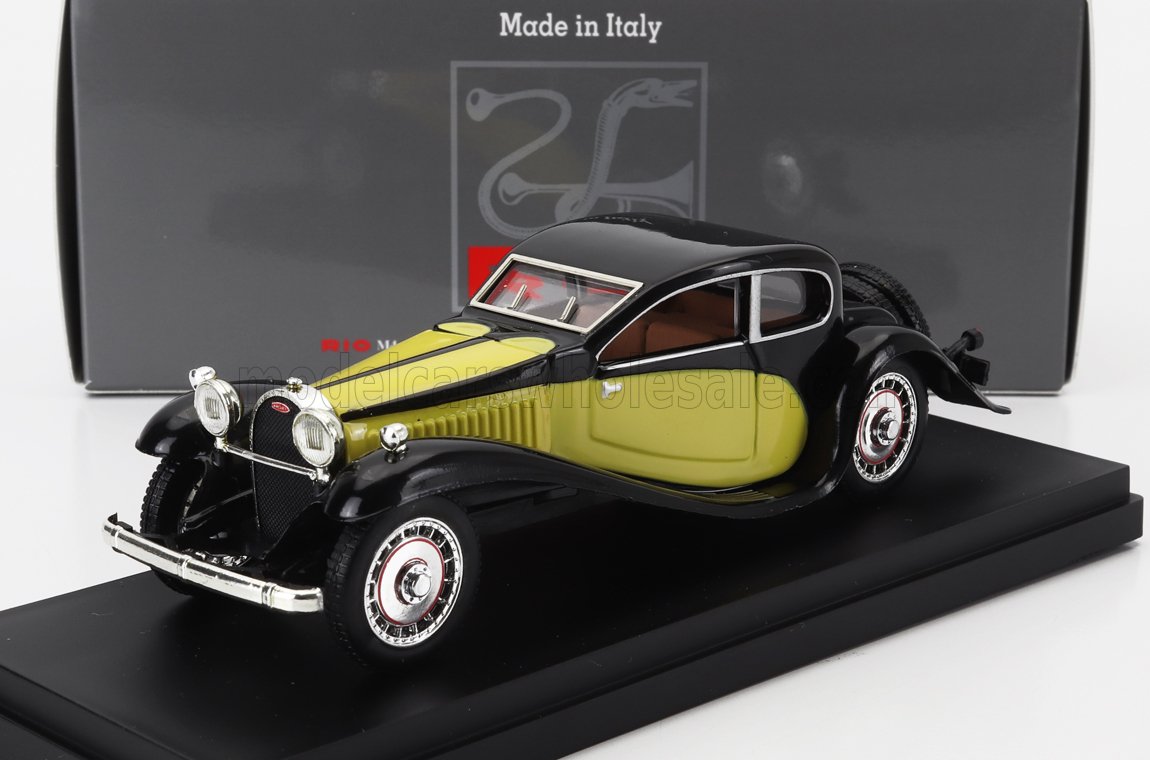 Modelo vintage de coche Bugatti en negro y verde oliva sobre base expositora negra, fabricado en Italia, ofrecido por Vroomi.