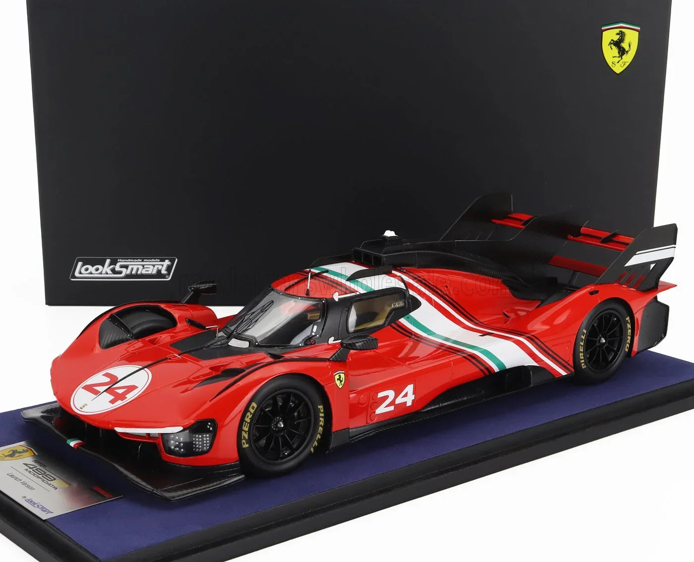 Modelo de coche de carreras Ferrari 499P rojo con el número 24 y rayas italianas, disponible a través de Vroomi.