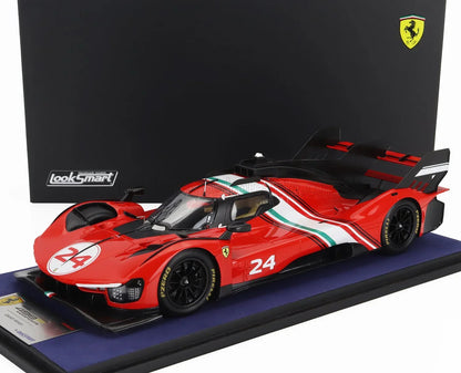 Modelo de coche de carreras Ferrari 499P rojo con el número 24 y rayas italianas, disponible a través de Vroomi.