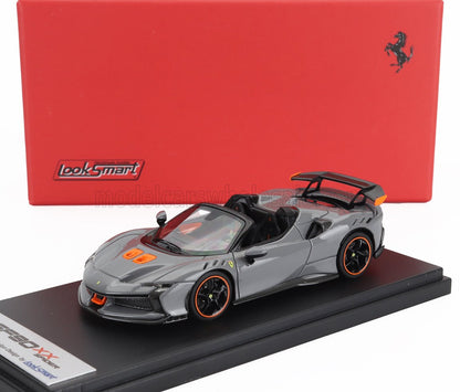 Modelo de coche Ferrari SF90 XX gris y naranja en expositor con caja roja LookSmart, disponible a través de Vroomi.