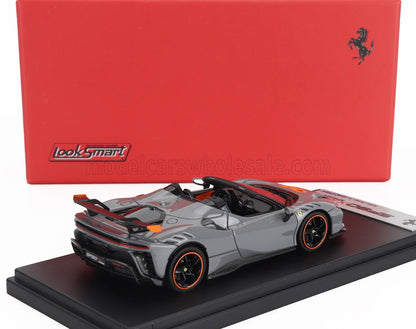 Maqueta de coche Ferrari SF90 Spider gris a escala 1:43 de LookSmart con detalles en naranja, disponible a través de Vroomi.