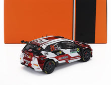 Modelo detallado de coche de rally a escala 1/18 en rojo y blanco, ya disponible en Vroomi.