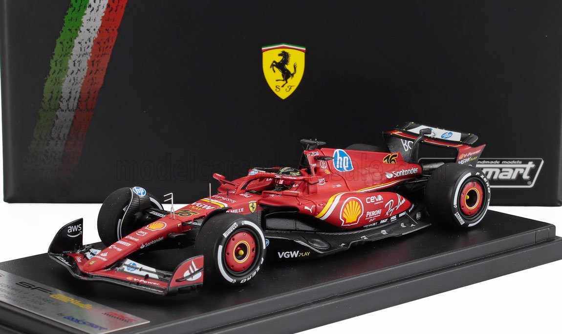 Modelo de coche de Fórmula 1 Ferrari SF-23 rojo con logotipos de patrocinadores, expuesto sobre una base negra con el escudo de Ferrari y los colores de la bandera italiana al fondo, disponible en la plataforma Vroomi.
