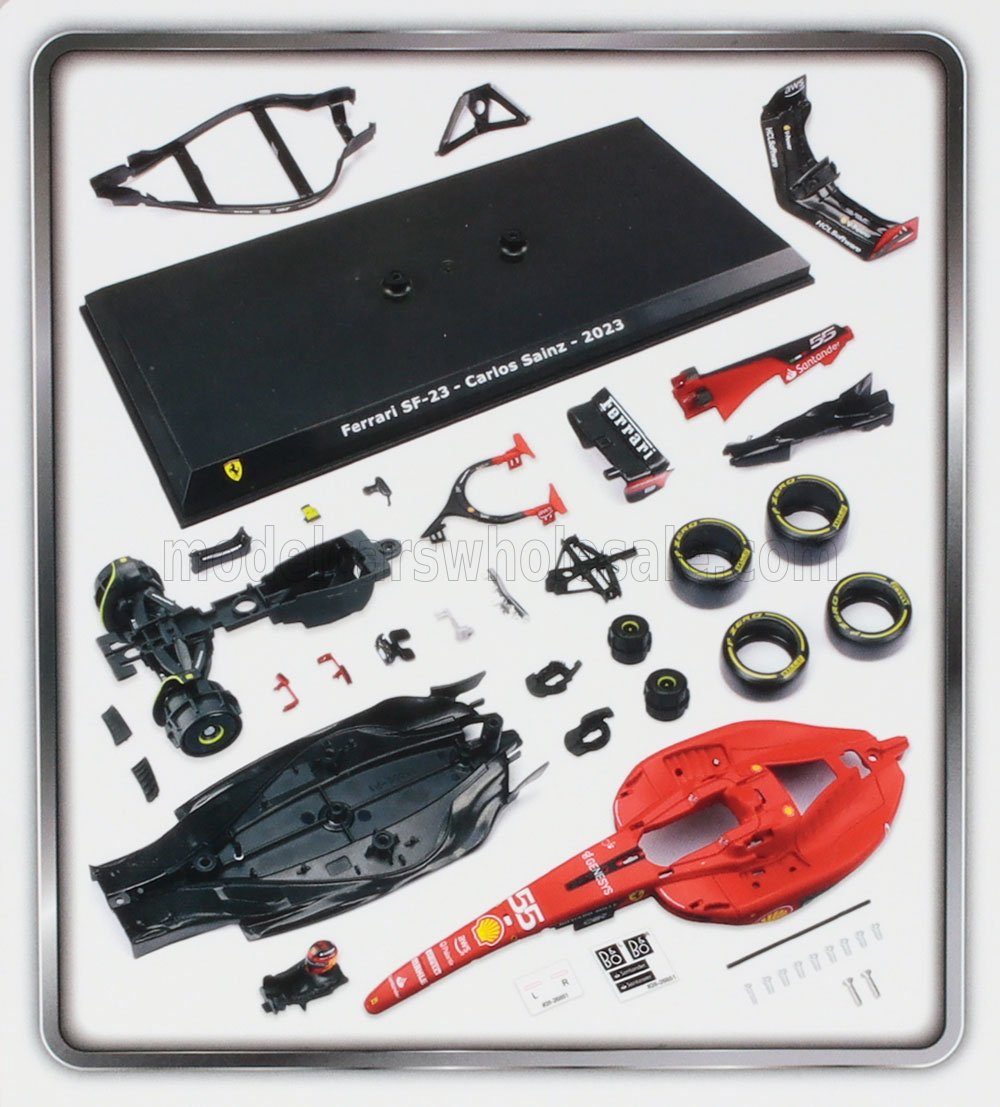 Kit sin montar del modelo Ferrari SF-23 2023 de Carlos Sainz con piezas rojas y negras, neumáticos y base de exposición disponible en Vroomi.