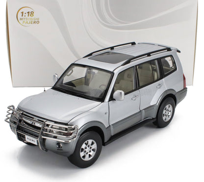 Modelo a escala 1:18 del SUV Mitsubishi Pajero fabricado en metal fundido, color plateado, ya disponible en Vroomi.