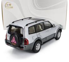 1:18 Mitsubishi Pajero, modelo SUV plateado fundido a presión, réplica coleccionable ofrecida en Vroomi.