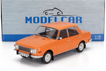 Coche a escala 1:18 de Orange fabricado en metal fundido a presión con matrícula NFK 5-27, expuesto delante de una caja de coches a escala, disponible en Vroomi.