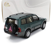 Modelo a escala 1:18 del Mitsubishi Pajero fabricado en metal fundido, vista trasera, disponible en Vroomi.