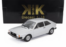 Coche de juguete Volkswagen Scirocco a escala 1:18 en plata con caja KK Scale negra y dorada, disponible en Vroomi.