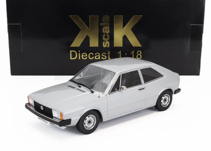 Coche de juguete Volkswagen Scirocco a escala 1:18 en plata con caja KK Scale negra y dorada, disponible en Vroomi.