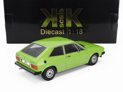 Coche de juguete Volkswagen Scirocco GTI a escala 1:18, de color verde, con embalaje negro, disponible en Vroomi.