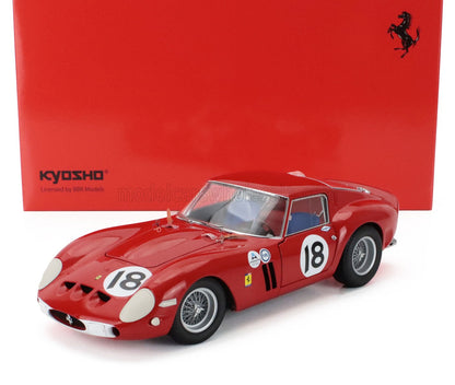 Coche en miniatura Ferrari 250 GTO rojo con el número 18, expuesto delante de una caja roja de Kyosho, disponible en Vroomi.