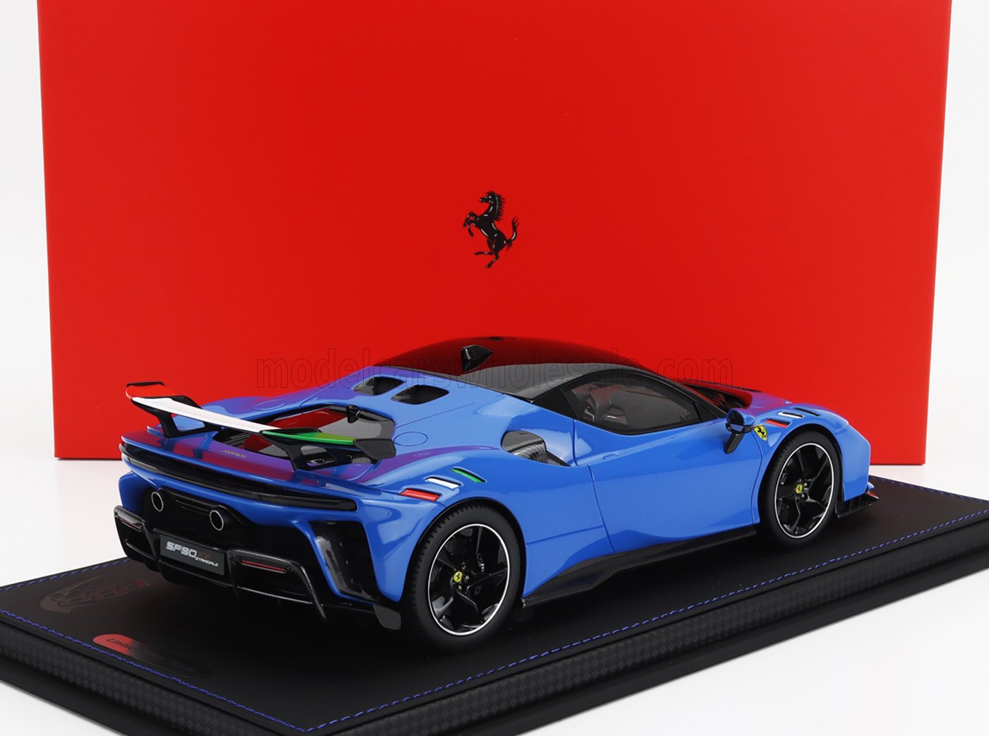 Maqueta a escala del Ferrari SF90 Stradale azul, disponible para coleccionistas en Vroomi.