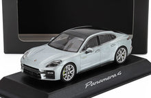 Maqueta a escala del Porsche Panamera 4 plateado sobre un soporte negro con fondo de vitrina, disponible en Vroomi.