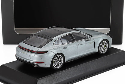 Maqueta de coche Porsche Panamera plateado a escala 1/43 expuesta sobre un soporte negro, disponible en Vroomi.