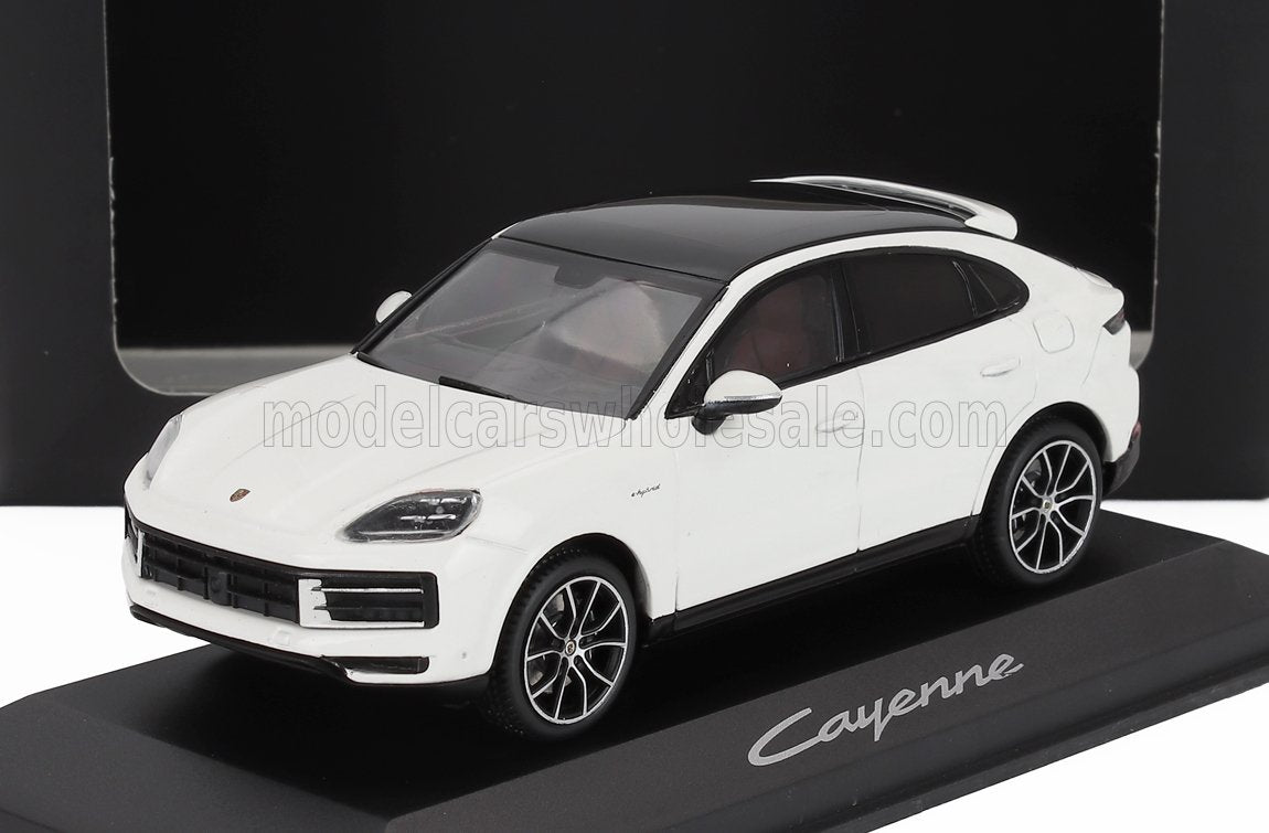 Modelo de coche Porsche Cayenne blanco y negro expuesto en un expositor, disponible en la plataforma Vroomi.