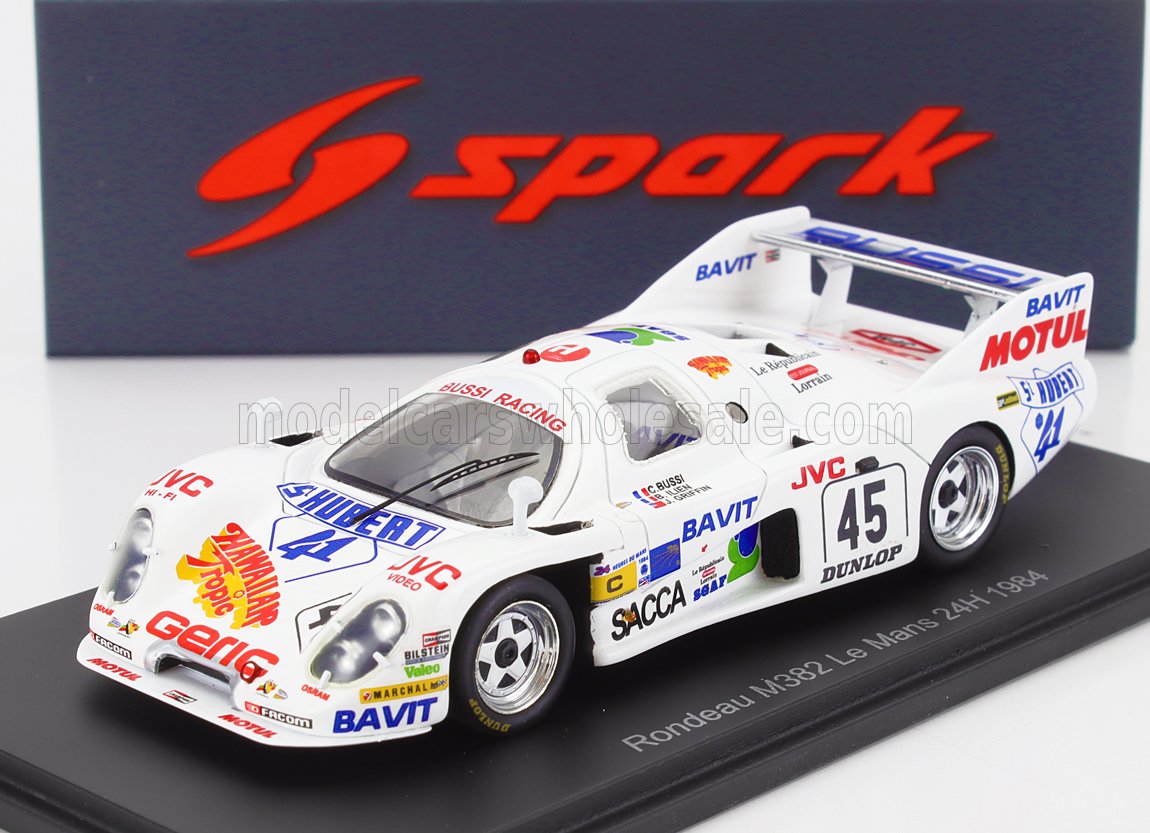 Modelo de coche de carreras Rondeau M382 blanco con el número 45, adhesivos del patrocinador, expuesto sobre una base negra con el logotipo de Spark, disponible en Vroomi.