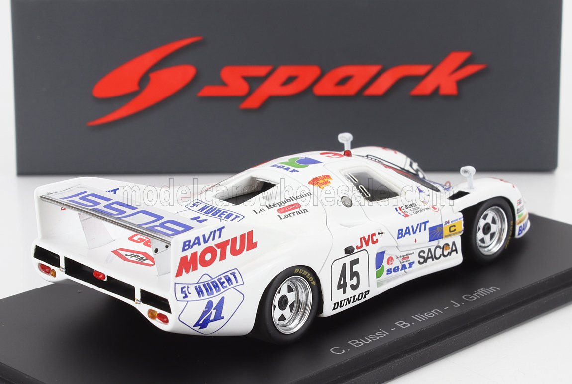 Coche de carreras blanco con el número 45 y pegatinas de patrocinadores, con la marca Spark, disponible a través de Vroomi.
