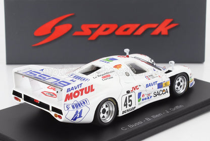 Coche de carreras blanco con el número 45 y pegatinas de patrocinadores, con la marca Spark, disponible a través de Vroomi.