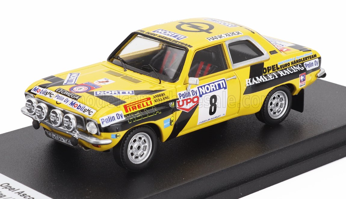 Modelo de coche de rally Opel Ascona amarillo con adhesivos de patrocinadores y el número 8 sobre fondo negro, ofrecido en Vroomi.