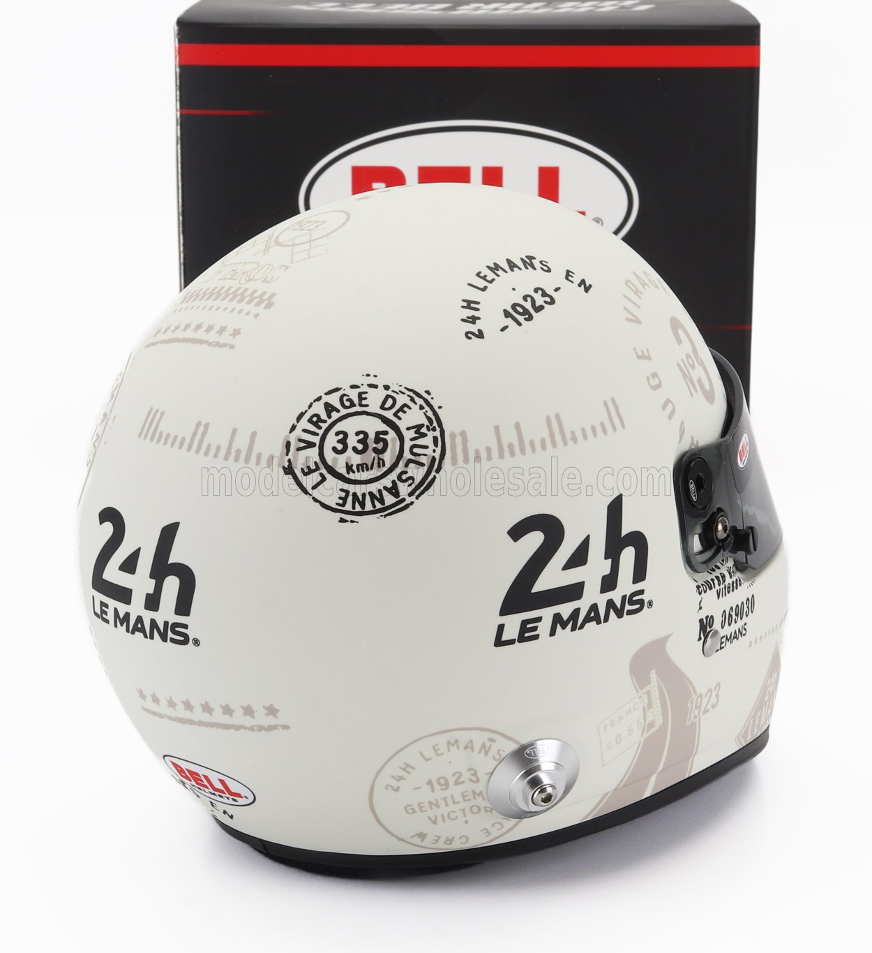 Casco de carreras vintage Bell Le Mans en color blanco roto con visera negra, disponible en Vroomi.