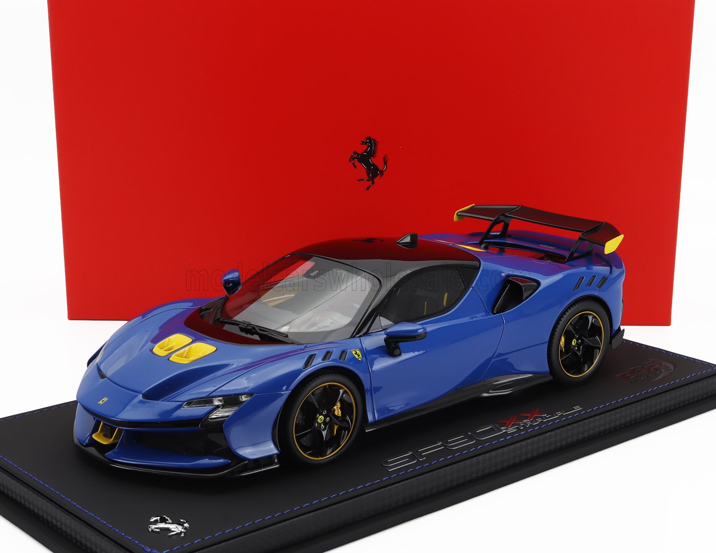 Maqueta a escala del Ferrari SF90 XX azul con detalles en amarillo, con gran nivel de detalle, ya disponible online.