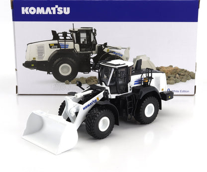 Cargadora Komatsu WA475 White Edition a escala con cabina y cuchara detalladas, presentada en su caja con la marca y rocas, disponible en Vroomi.
