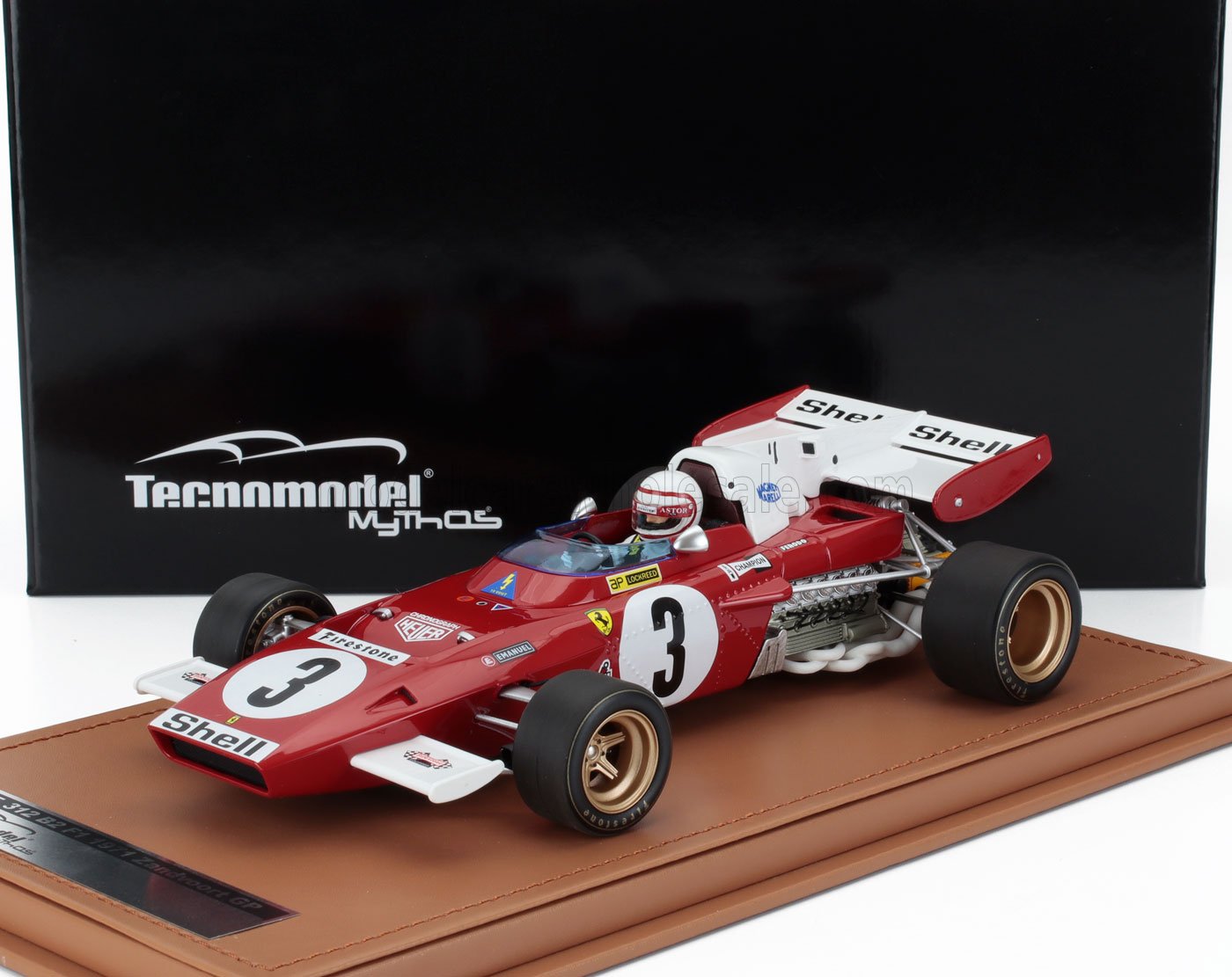 Modelo de coche de carreras vintage Ferrari 312 B2 F1 rojo con el número 3 en base de exposición, disponible en Vroomi.